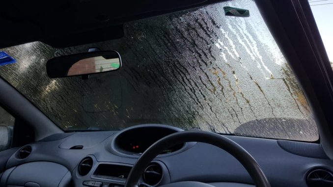kính ô tô bị mờ khi trời mưa