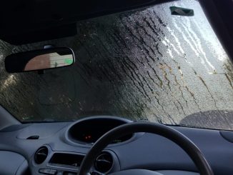 kính ô tô bị mờ khi trời mưa